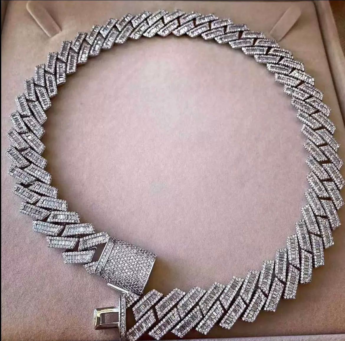 Baguette Prong Cuban Link